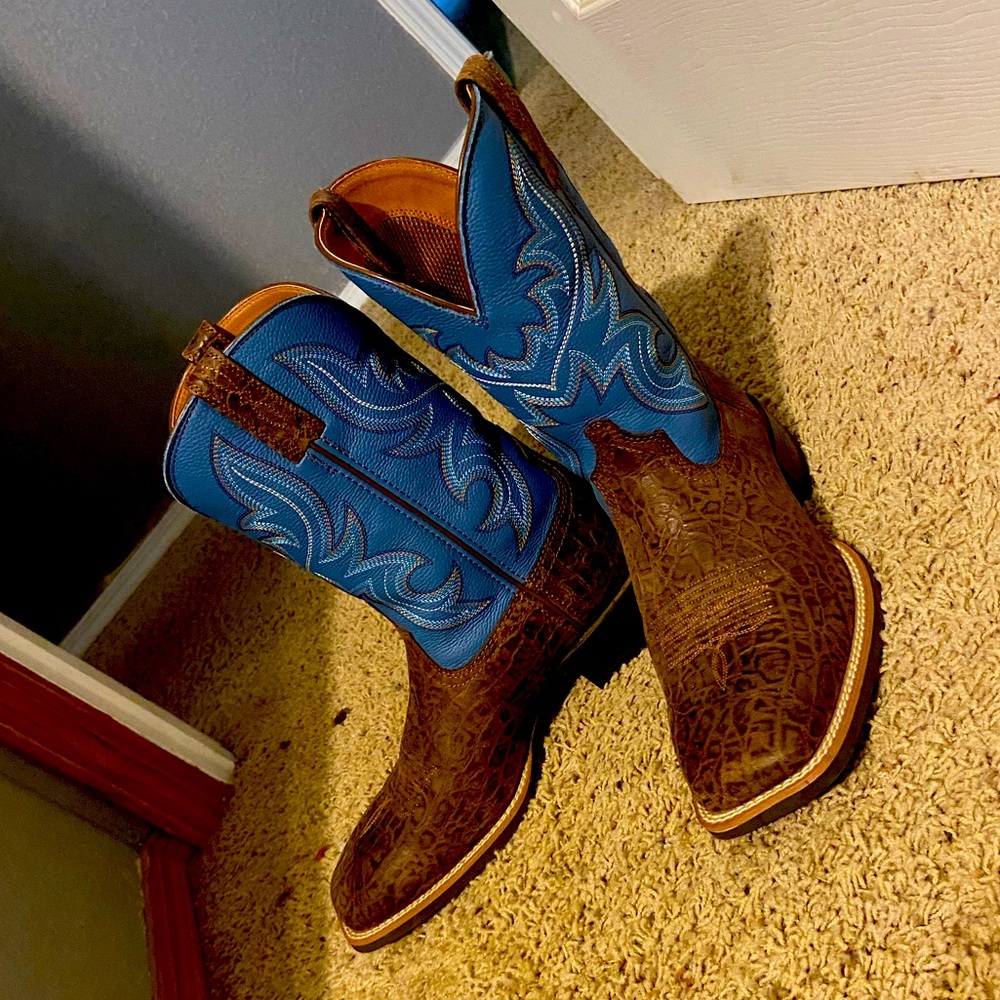 Arait boots blue up top and cool design down low